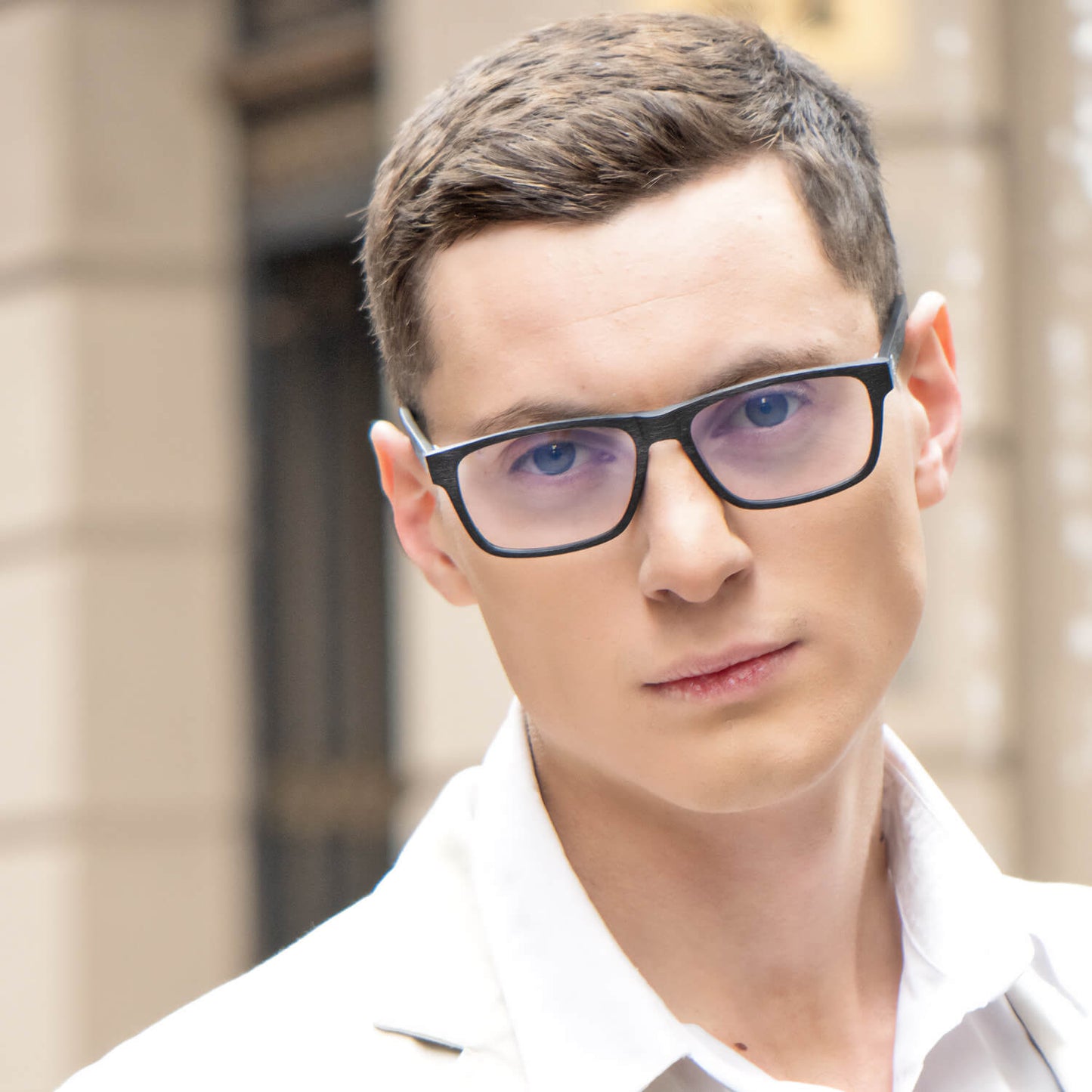 vista frontal de armazones o marcos opticos de material sustentable reciclado ecologico de forma rectangular de color negro para hombre y mujer de cara redonda#color_darkblue