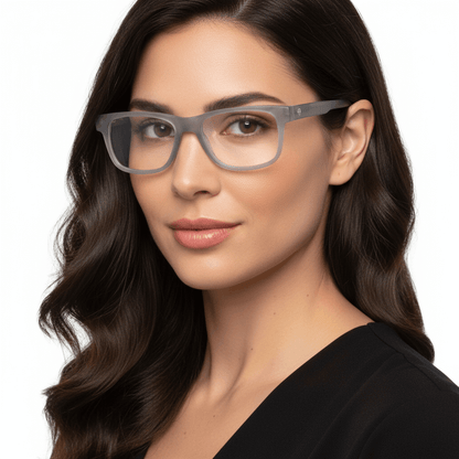 la vista lateral 45º de una modelo mujer de cara redonda usando unos armazones marcos opticos lentes con receta de forma rectangular de #color_transparente