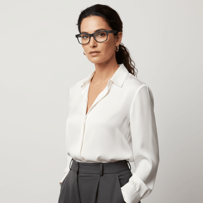 la vista lateral 3/4 de una modelo mujer de cara ovalada usando armazones marcos opticos con receta Bonoboss de color texturizado en acetato natural biodegradable sustentable reciclado laminao de #color_darkblue