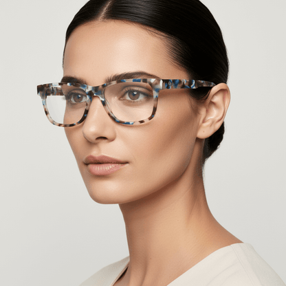 la vista lateral 45º de una modelo mujer de cara redonda usando unos armazones marcos opticos lentes con receta de forma rectangular de #color_blue