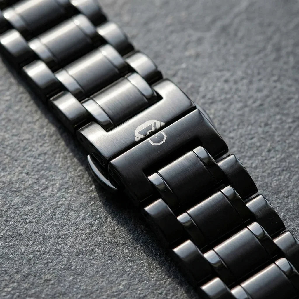 Correa de acero inoxidable para reloj negro detalle brillo luz natural macro Bonoboss #color_negro