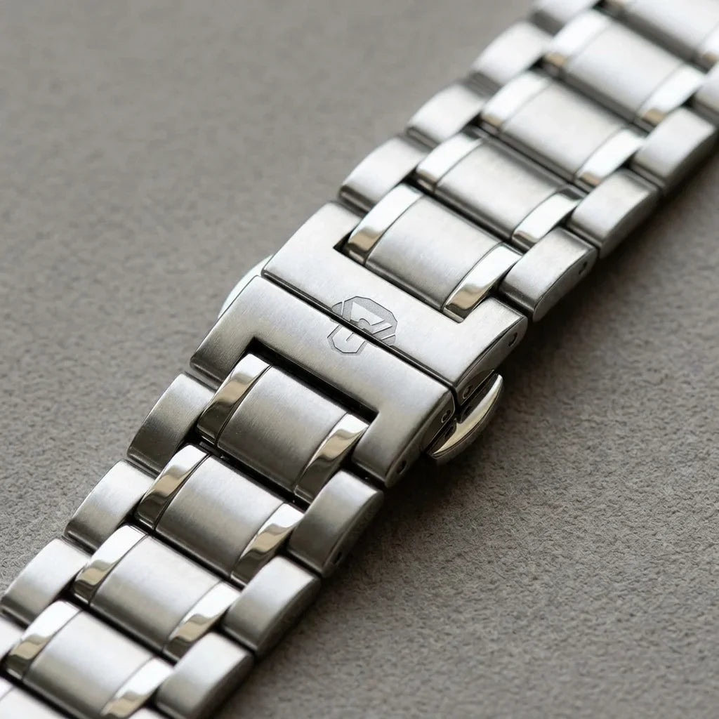 Correa de acero inoxidable para reloj plateado detalle brillo luz natural macro Bonoboss #color_plateado