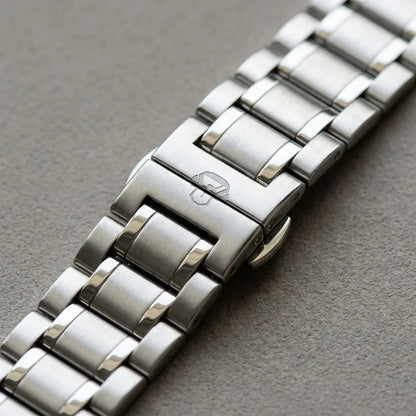 Correa de acero inoxidable para reloj plateado detalle brillo luz natural macro Bonoboss #color_plateado