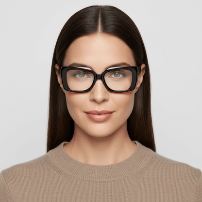 la vista frontal de una mujer de cara ovalada y pelo liso largo suelto usando unos armazones marcos opticos sustentables en acetato reciclado Bonoboss de forma rectangular oversized grandes de #color_negro