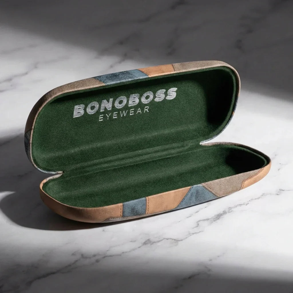 Estuche almeja para lentes cafe abierto sobre mármol Bonoboss #color_cafe