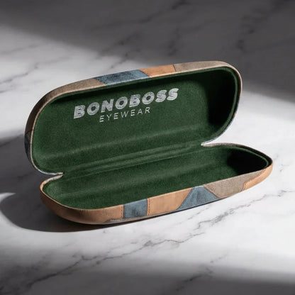 Estuche almeja para lentes cafe abierto sobre mármol Bonoboss #color_cafe