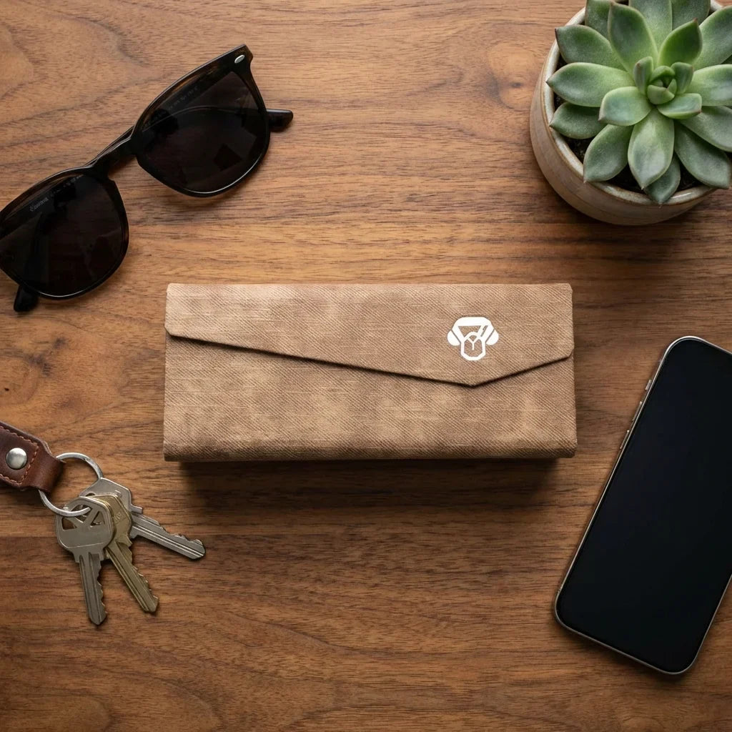 Estuche origami para lentes brown flat lay sobre madera Bonoboss #color_brown