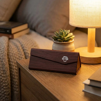Estuche origami para lentes rojo en mesita de noche Bonoboss #color_rojo