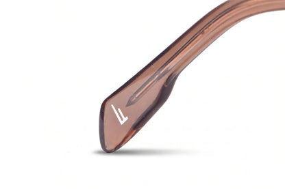 Anteojos de sol Fiore 1014 Brown con cristal café: detalle del logo grabado en la patilla #color_cafe