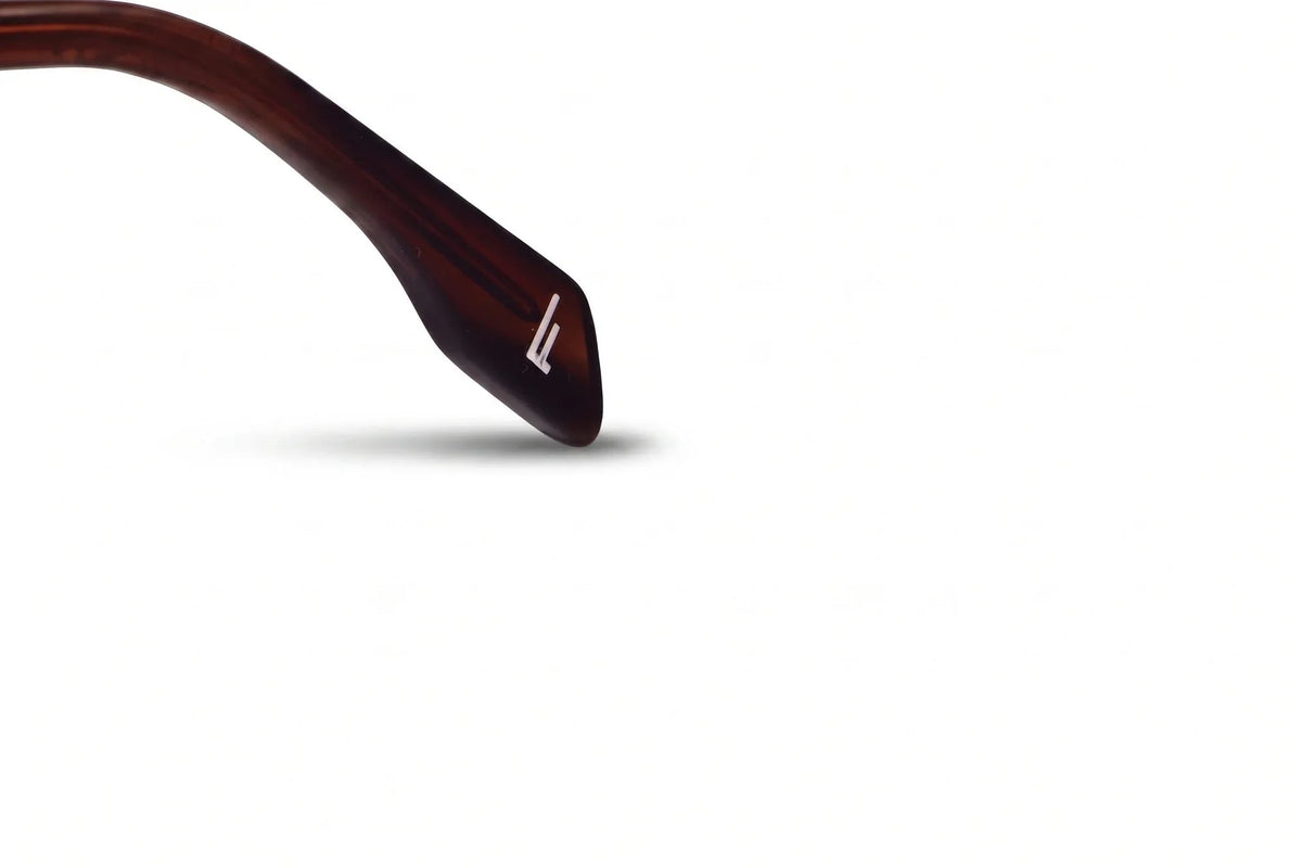 Anteojos de sol Fiore 10177 Brown con cristal gradiente café: detalle del logo grabado en la patilla #color_gradiente-cafe