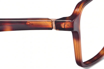 Anteojos de sol Fiore 1039 Carey con cristal gradiente café: detalle del logo grabado en la patilla #color_gradiente-cafe