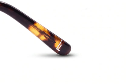 Anteojos de sol Fiore 22115 Brown con cristal gradiente café: detalle del logo grabado en la patilla #color_gradiente-cafe