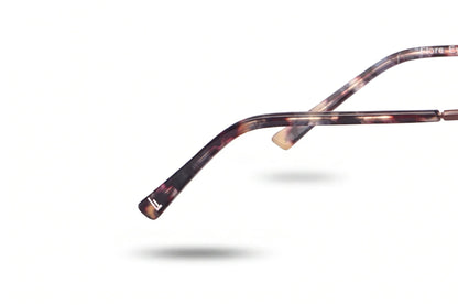 Anteojos de sol Fiore 3921 Brown con cristal café: detalle del logo grabado en la patilla #color_cafe