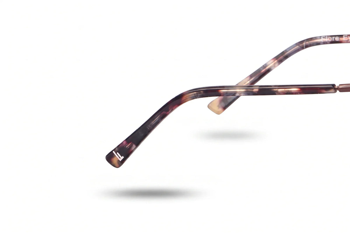 Anteojos de sol Fiore 3921 Brown con cristal negro: detalle del logo grabado en la patilla #color_negro