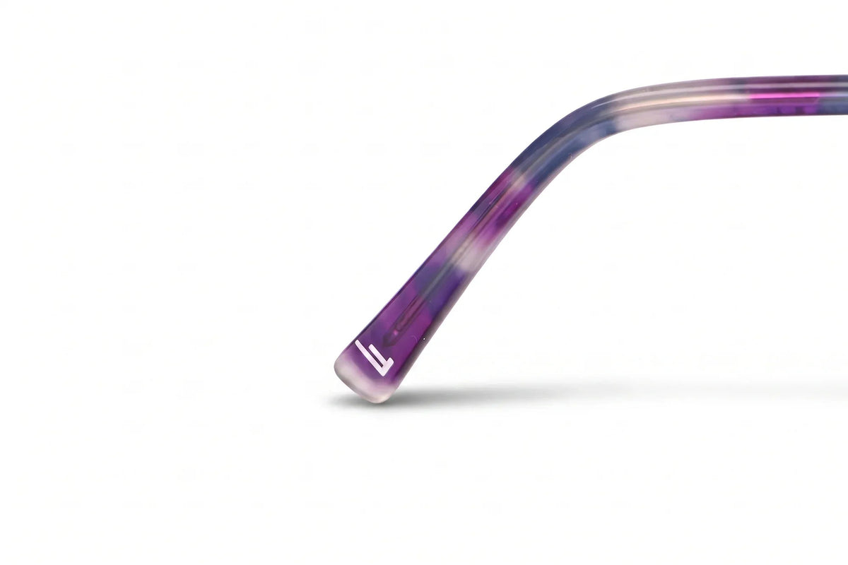 Anteojos de sol Fiore 3921 Morado con cristal espejado morado: detalle del logo grabado en la patilla #color_espejado-morado