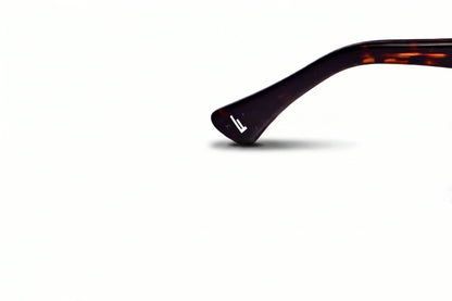 Anteojos de sol Fiore 7046 Carey con cristal negro: detalle del logo grabado en la patilla #color_negro