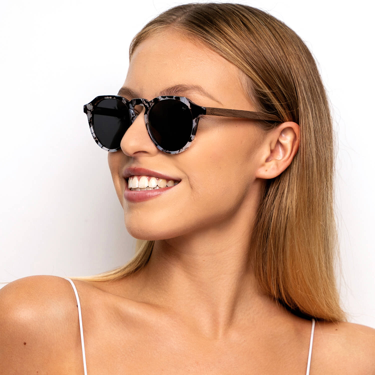 anteojos de sol hexagonales polarizados con patas de madera de hombre y mujer con lentes de color gris #color_gris
