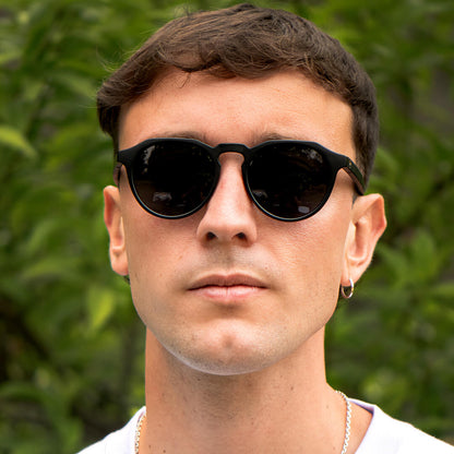 anteojos de sol hexagonales polarizados con patas de madera de hombre y mujer con lentes de color negros #color-marco_negro