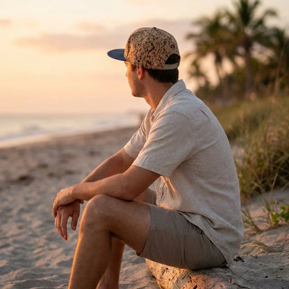 Gorro de corcho ecológico en playa al atardecer Bonoboss