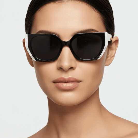 una mujer de cara redonda usando gafas anteojos lentes de sol de moda oversized grandes xl de forma rectangular #color_black