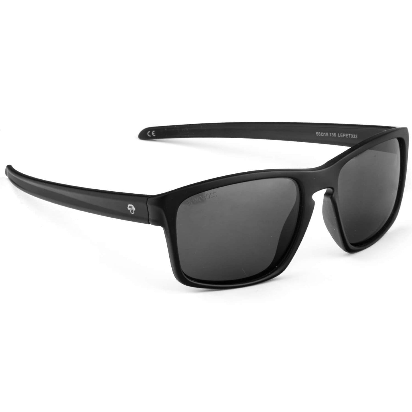 Hombre usando Lautaro RPET anteojos de sol mujer negro estilo lifestyle #color_negro