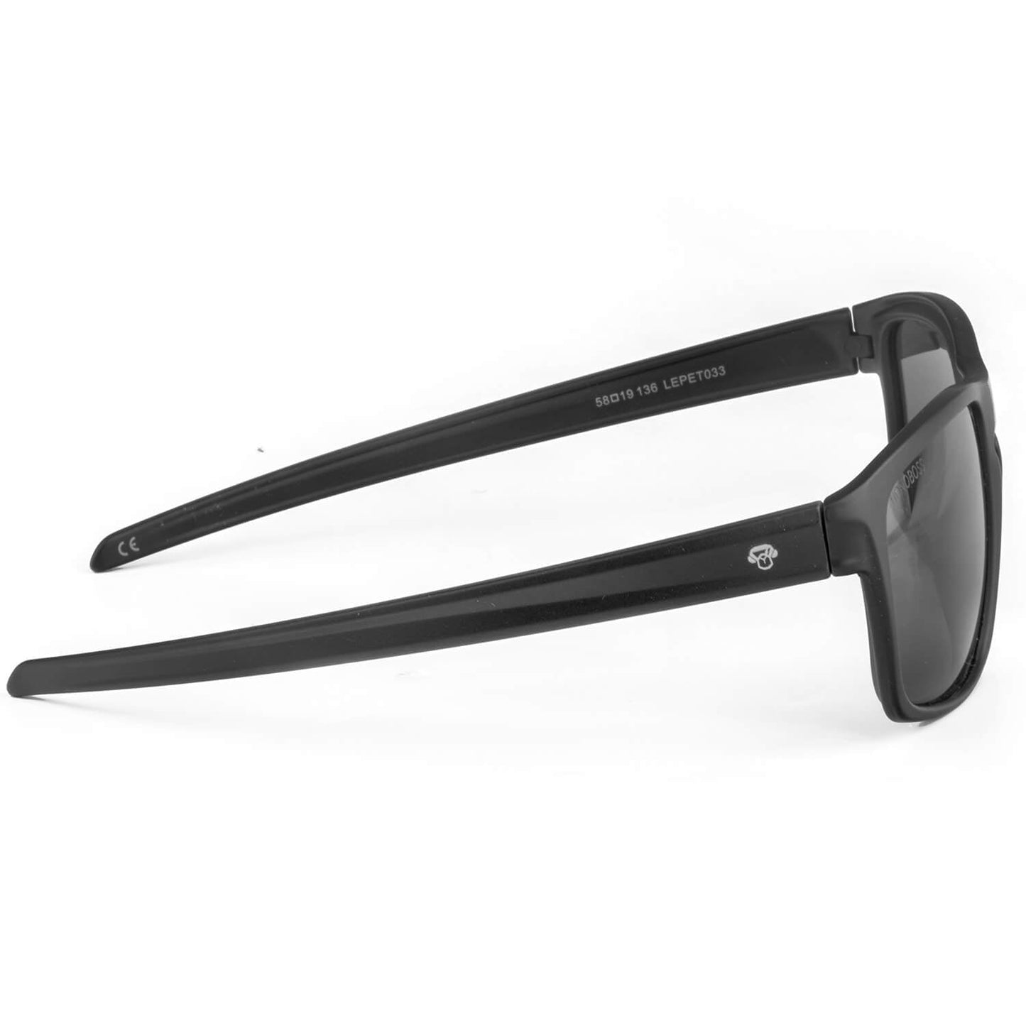 Hombre usando Lautaro RPET gafas polarizadas negro estilo lifestyle #color_negro