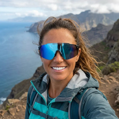 Mujer usando lentes sol Snake bio-acetato polarizados blue aventura outdoor sendero naturaleza Bonoboss Chile #editorial_sustentabilidad #color_blue