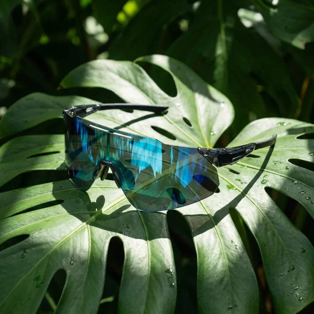 Lentes sol Snake polarizados bio-acetato biodegradable cat eye blue sobre hoja monstera botanica tropical Bonoboss #editorial_grid2 #color_blue