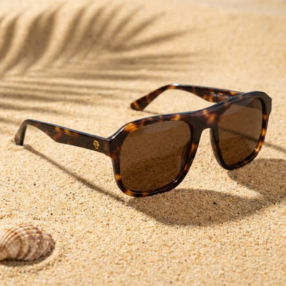 Lentes sol Tom Sol polarizados bio-acetato aviator carey sobre arena dorada playa textura natural UV400 Bonoboss Chile #editorial_detail1 #color_carey