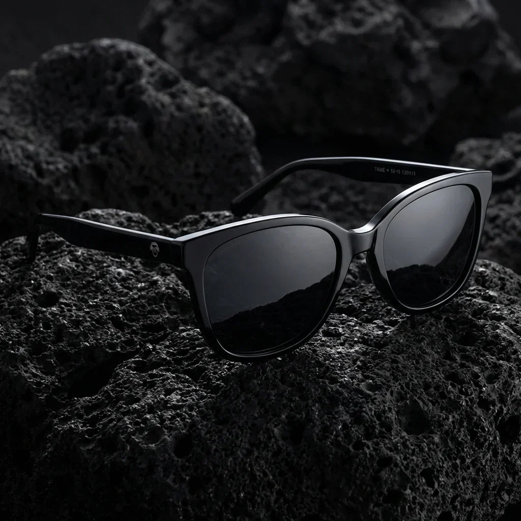 Lentes sol Tiare polarizados UV400 bio-acetato cat eye negro sobre roca volcanica textura natural Bonoboss #editorial_polarizado #color_negro