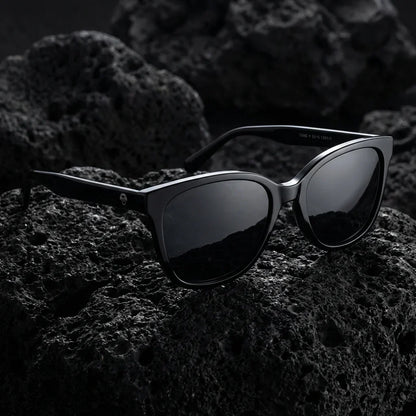 Lentes sol Tiare polarizados UV400 bio-acetato cat eye negro sobre roca volcanica textura natural Bonoboss #editorial_polarizado #color_negro
