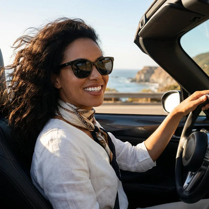 Mujer usando lentes sol Tiare bio-acetato polarizados negro conduciendo reduce fatiga ocular carretera Bonoboss #editorial_detail1 #color_negro