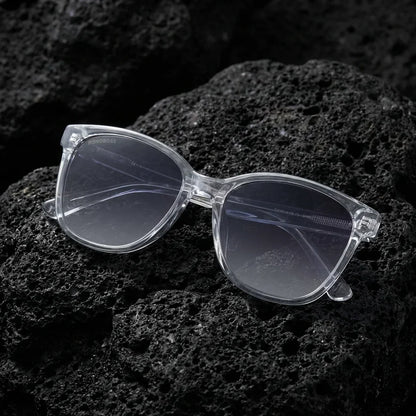 Lentes sol Tiare polarizados UV400 bio-acetato cat eye transparente sobre roca volcanica contraste cristalino Bonoboss #editorial_polarizado #color_transparente