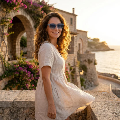 Mujer usando lentes sol Tiare bio-acetato polarizados azul atardecer golden hour estilo elegante Bonoboss #editorial_banner #color_azul