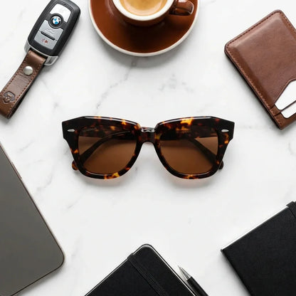 Selkie Vintage anteojos de sol carey tortoise vista angulada 3/4 para hombre y mujer #color_carey