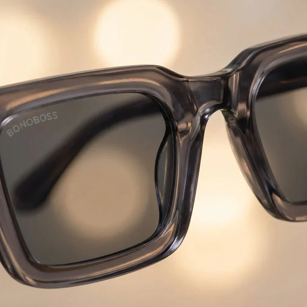 Vista frontal del modelo Tokyo lentes de sol mujer patas de madera #color_transparente-gris