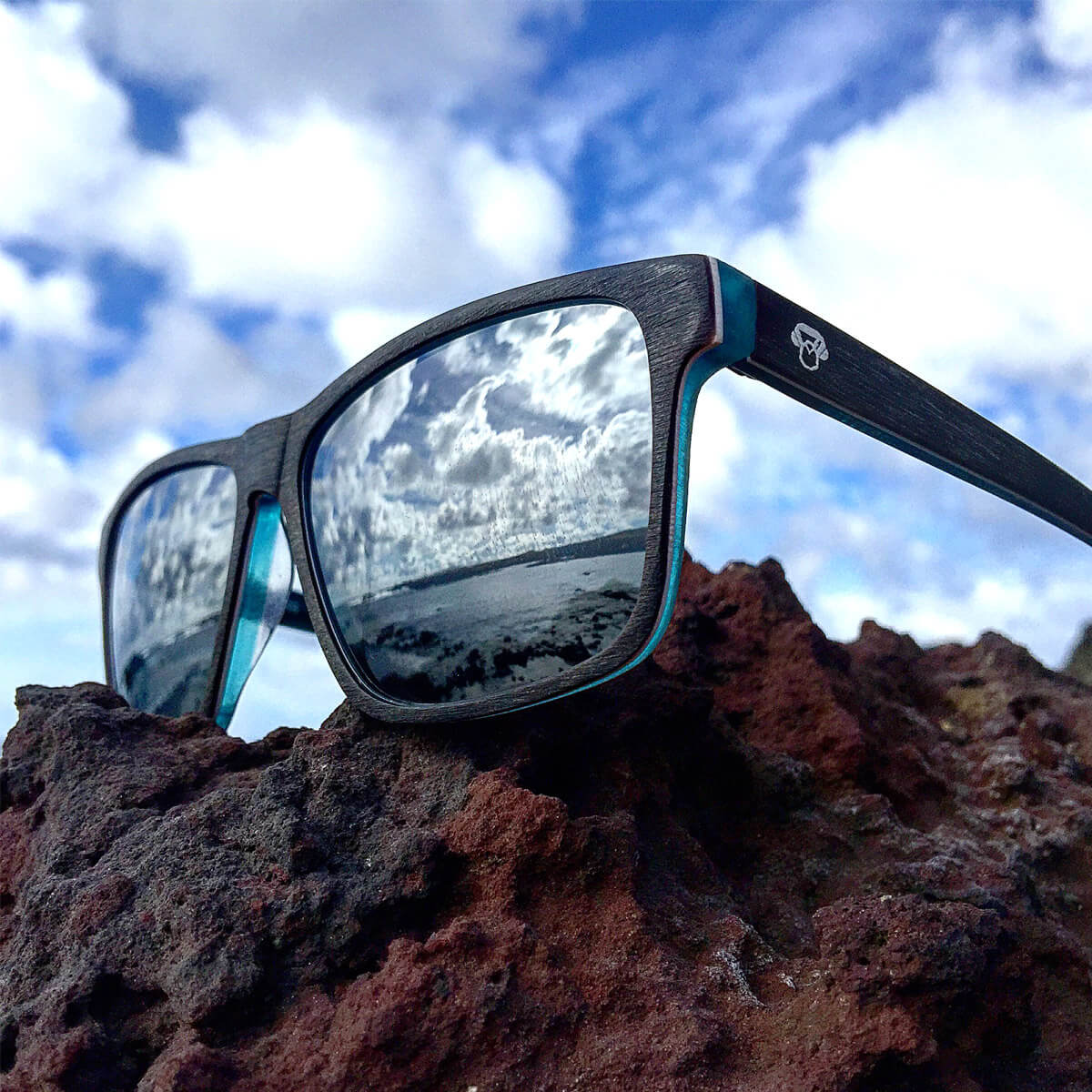 Hombre usando Keule gafas de sol hombre azul oscuro estilo lifestyle #color_darkblue