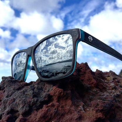 Hombre usando Keule gafas de sol hombre azul oscuro estilo lifestyle #color_darkblue