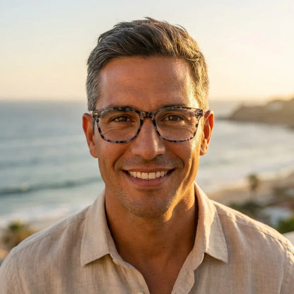 Hombre con Rapa Nui Gray lentes filtro azul diseño universal #editorial_grid2 #color_default