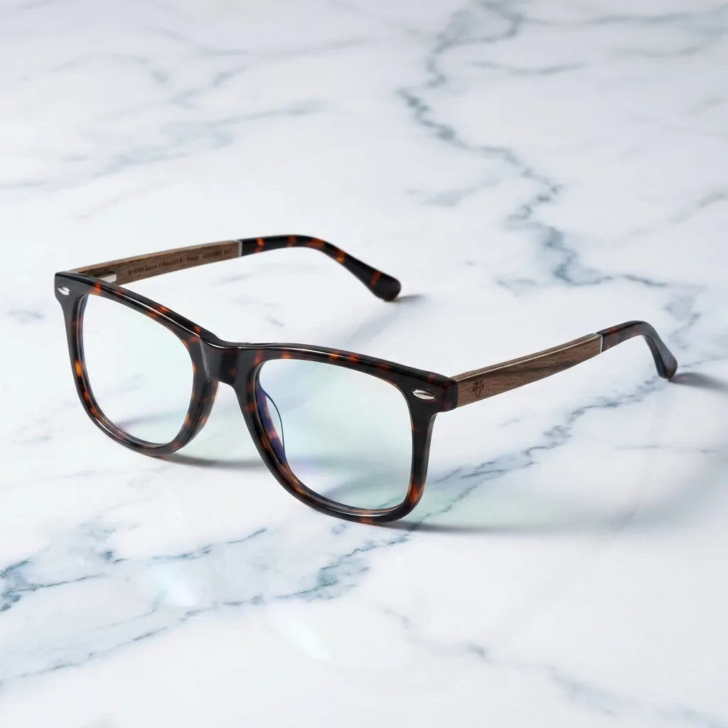 Lentes ópticos Acacia Carey sobre mármol blanco elegante armazón premium Bonoboss #editorial_armazon #color_carey