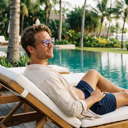 Lentes ópticos Acacia Carey hombre relajado en piscina resort Bonoboss #editorial_lifestyle3 #color_carey