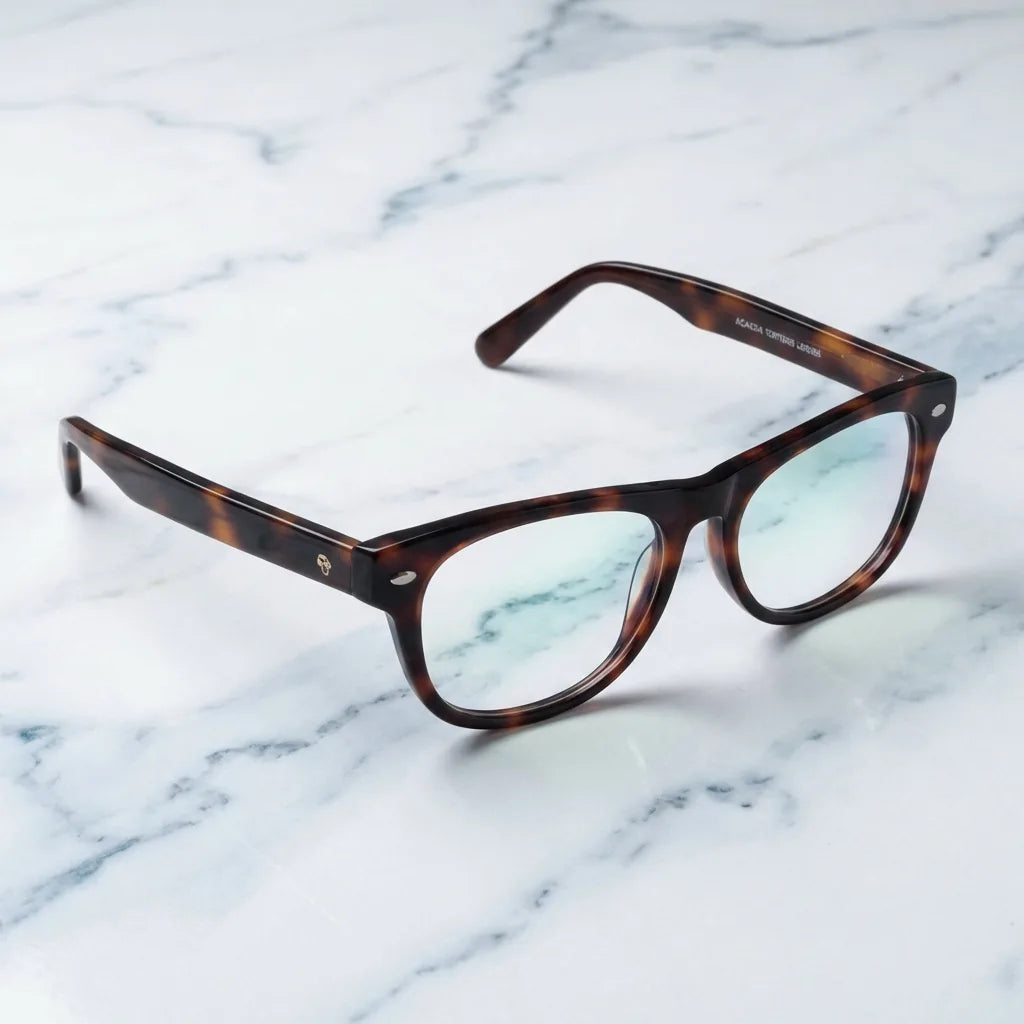 Lentes ópticos Acacia Carey sobre mármol blanco elegante armazón premium Bonoboss #editorial_armazon #color_carey