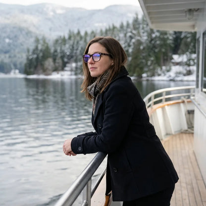 Lentes ópticos Acacia Carey modelo en barco lago con bosque nevado Bonoboss #editorial_lifestyle1 #color_carey