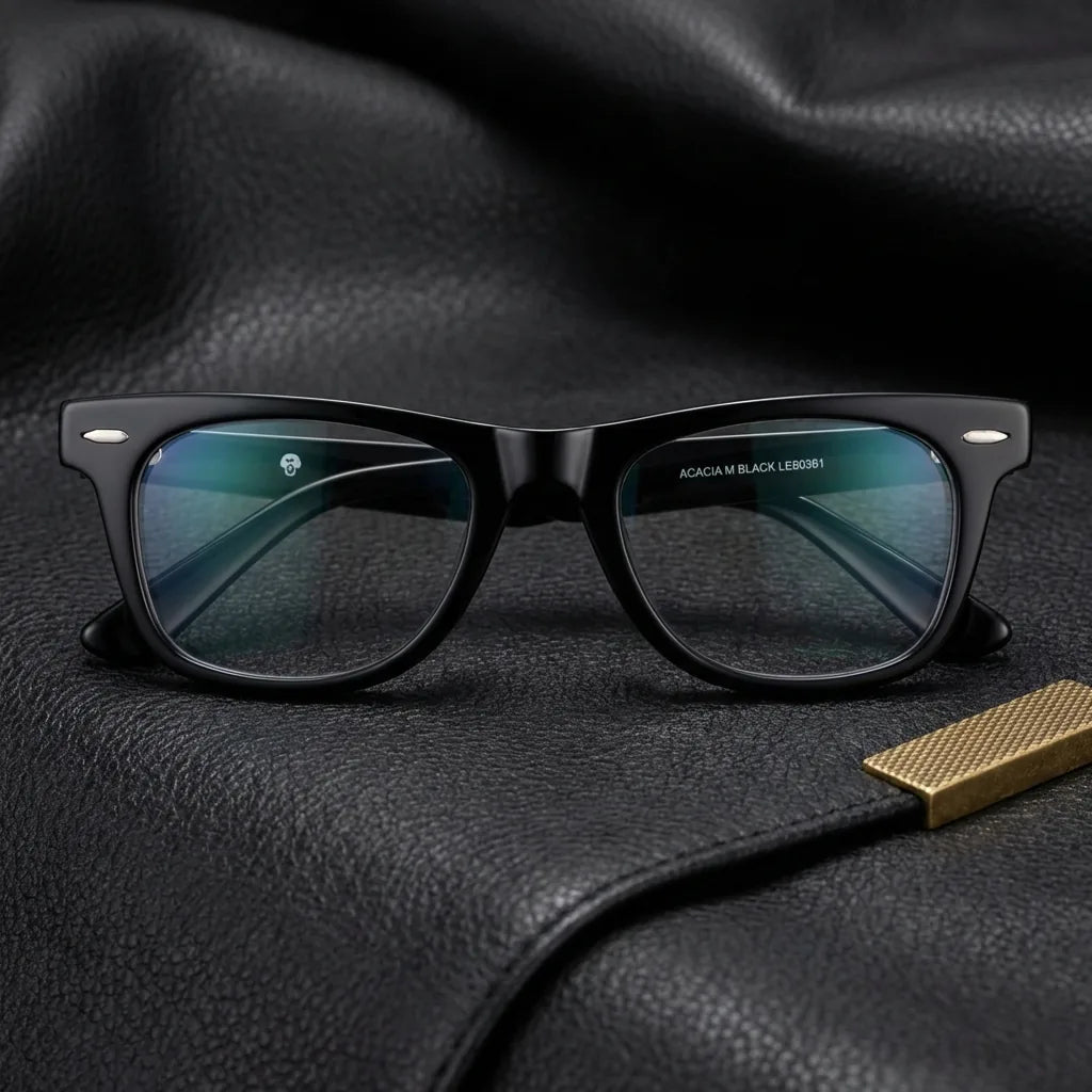 Lentes ópticos Acacia Negro sobre cuero negro con detalle brass dorado calidad premium receta Bonoboss #editorial_banner_confianza #color_negro