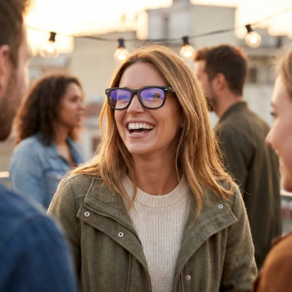 Lentes ópticos Acacia Negro modelo en contexto social urbano profesional Bonoboss #editorial_lifestyle4 #color_negro