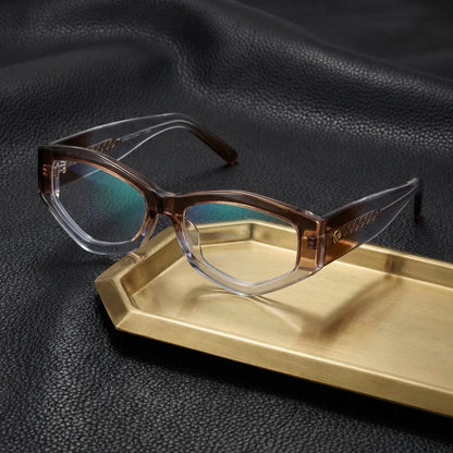 Lentes ópticos Artemisa Honey Crystal sobre cuero negro con detalle brass dorado armazón premium Bonoboss #editorial_armazon #color_honey-crystal