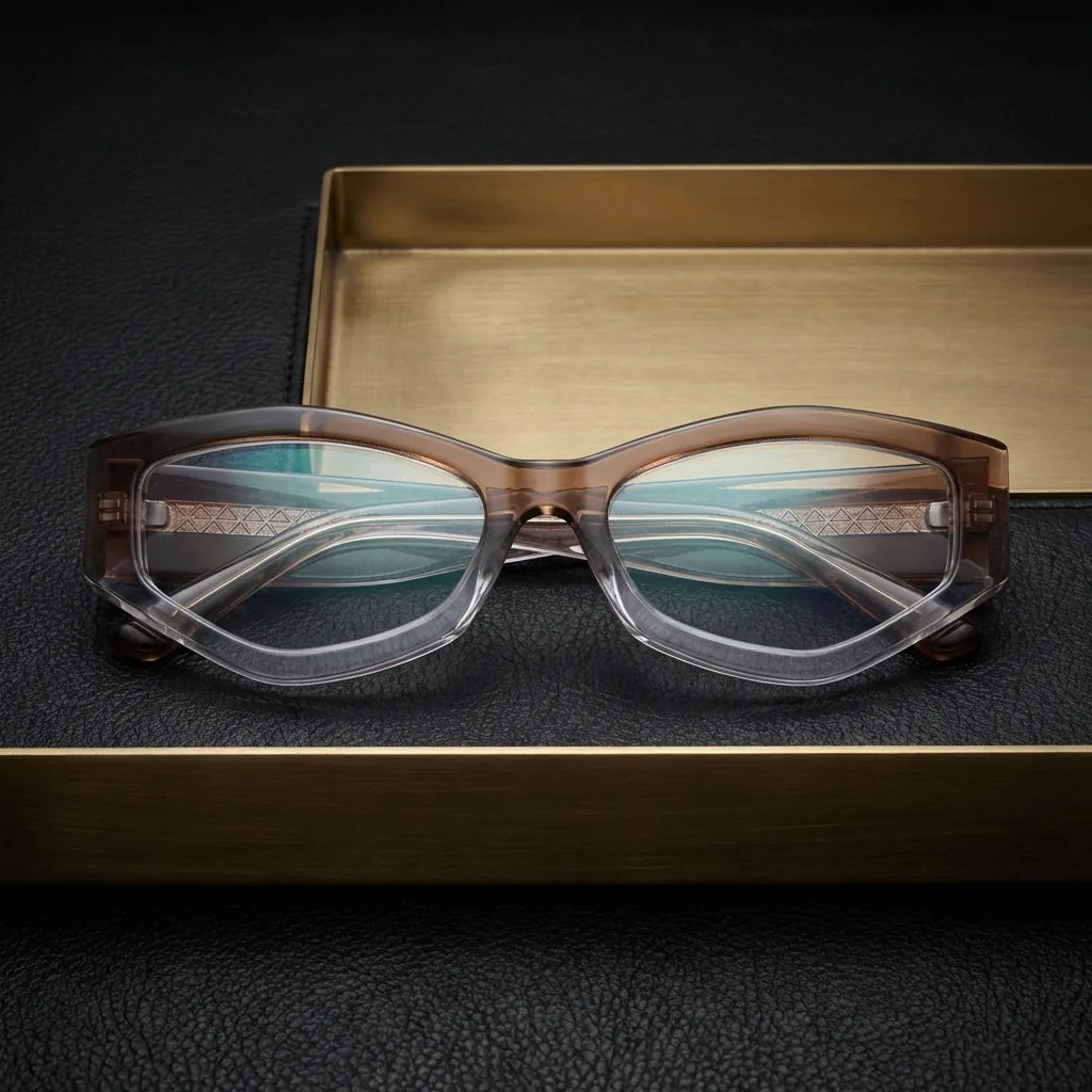 Lentes ópticos Artemisa Honey Crystal sobre cuero negro con detalle brass dorado calidad premium receta Bonoboss #editorial_banner_confianza #color_honey-crystal