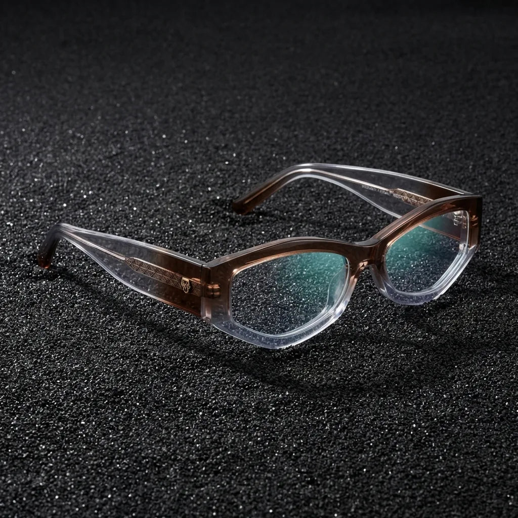 Lentes ópticos Artemisa Honey Crystal sobre arena volcánica texturizada diseño sustentable Bonoboss #editorial_sustentabilidad #color_honey-crystal