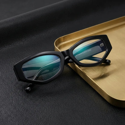 Lentes ópticos Artemisa Negro sobre cuero negro con detalle brass dorado calidad premium receta Bonoboss #editorial_banner_confianza #color_negro