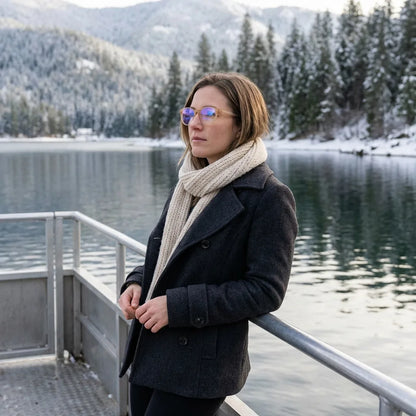 Lentes ópticos Ashley Champagne modelo en barco lago con bosque nevado Bonoboss #editorial_lifestyle1 #color_champagne